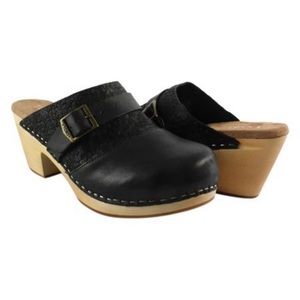 *NEW IN BOX* Toms Clogs